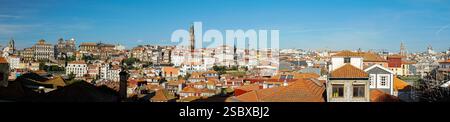 180-Grad-Panoramablick auf die Skyline von Porto, aufgenommen im november 2024 Stockfoto