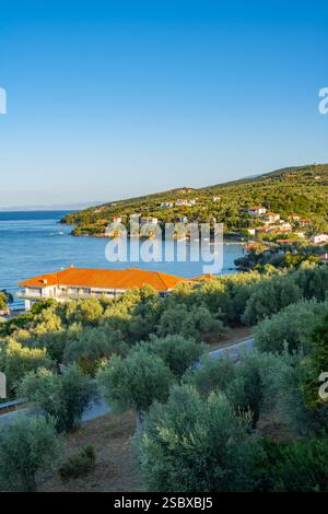 Das Meer und die Promenade im Dorf vor Chorto auf der Westseite der Pilion-Halbinsel Griechenland Stockfoto
