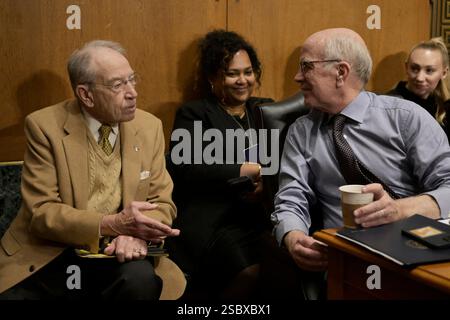 Washington, Usa. Februar 2025. US-Senator Charles Grassley (R-IA)(R), der während eines Geschäftstreffens gesehen wurde, um die Nominierung von Robert F. Kennedy Jr. zum Minister für Gesundheit und menschliche Dienste zu erwägen, heute im Senat Dirksen/Capitol Hill in Washington. Quelle: SOPA Images Limited/Alamy Live News Stockfoto