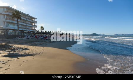 Nachmittagsblick auf Platja de Santa Margalida in Can Picafort auf Mallorca. Balearen, Spanien Stockfoto
