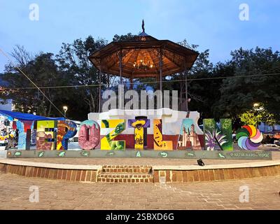 Tepoztlan, Morelos, Mexiko - 7. November 2024: Kopfsteinpflasterstraßen der magischen Stadt Tepoztlan in Morelos, Mexiko, ein Ort der Ruhe, mystischen und warmen Klima Stockfoto