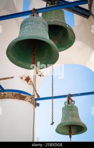 Drei grüne Glocken hängen im Glockenturm der Kirche St. Spyridon in Oia, Santorin, Griechenland Stockfoto