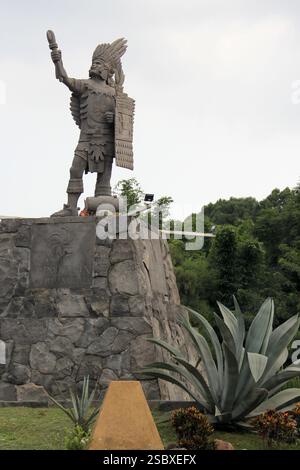 Tepoztlan, Morelos, Mexiko - 7. November 2024: Kopfsteinpflasterstraßen der magischen Stadt Tepoztlan in Morelos, Mexiko, ein Ort der Ruhe, mystischen und warmen Klima Stockfoto