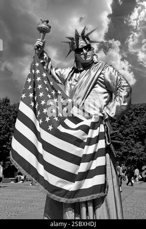 Mann mit US-Flagge verkleidet als Freiheitsstatue im Central Park, New York City, USA, Nordamerika Stockfoto