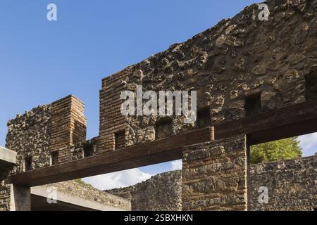 Alte Deckenmauern aus Stein und Ziegelmauern mit Öffnungen, die von Terrakotta-Ziegeln und farbigen Steinsäulen an den antiken Ruinen von Pomp unterstützt werden Stockfoto