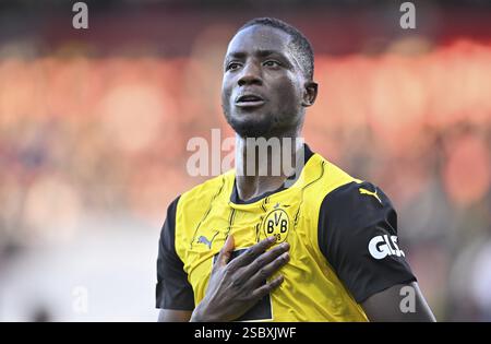 Torfeier Serhou Guirassy Borussia Dortmund BVB (09) Geste Hand auf Brust, Wappen, Voith-Arena, Heidenheim, Baden-Württemberg, Deutschland Stockfoto