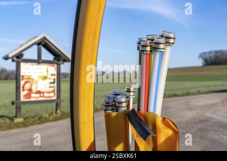 LWL-Verbindung, leere Leitungen ragen über eine Schmutzbahn aus dem Boden hervor, in die später das eigentliche LWL-Kabel eingeblasen und angeschlossen wird Stockfoto