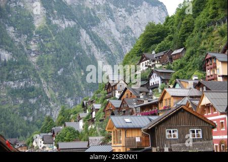 Farbenfrohe Almhäuser in Hallstatt bilden den Hintergrund des Berges Stockfoto