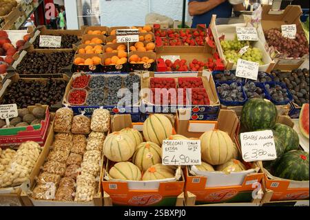 Eine Auswahl an bunten Früchten zum Verkauf an der Piazza delle Erbe. Stockfoto