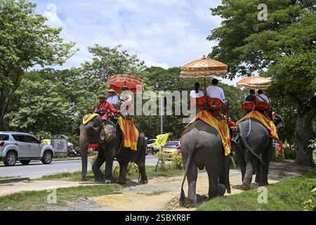 Touristen auf Elefantenreiten in der Nähe des Großen Palastes, alten Königspalast, Ayutthaya, Provinz Ayutthaya, Thailand, Asien Stockfoto