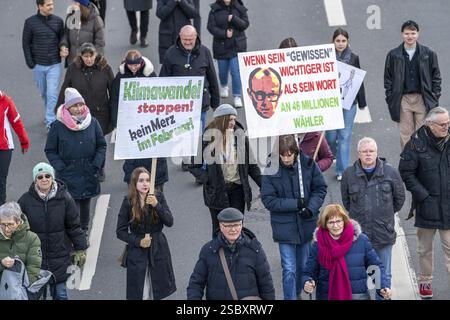 Demonstration von mehr als 14000 Menschen gegen AfD und Merz-CDU und ihre Asylpolitik, nach einer Kundgebung marschierten die Demonstranten friedlich gegen die AfD und die Merz-CDU Stockfoto