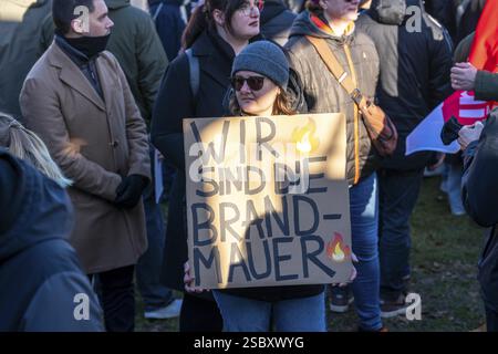 Demonstration von mehr als 14000 Menschen gegen AfD und Merz-CDU und ihre Asylpolitik, nach einer Kundgebung marschierten die Demonstranten friedlich gegen die AfD und die Merz-CDU Stockfoto