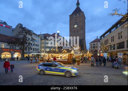 Weihnachtsmarkt, Winternacht am Jakobsplatz, hinter dem Weißen Turm, vor einem vorbeifahrenden Polizeiauto, Nürnberg, Mittelfranken, Bayern, Deutschland, Euro Stockfoto