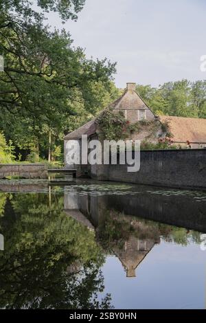 Zugbrücke und Vorburg von Haus Welbergen, mit Bäumen und Reflexion auf dem Wasser, Haus Welbergen, Ochtrup-Welbergen, Münsterland, Nordrhein-We Stockfoto