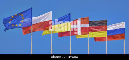 Flaggen verschiedener Länder auf dem Hintergrund von Blue Sky Varna, Bulgarien, Europa Stockfoto