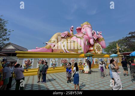 Wat Saman Ratanaram ist ein farbenfroher synkretischer Thai-Tempel am Fluss Bang Pakong in der Stadt Chachoengsao. Es ist mehreren Religionen gewidmet und berühmt Stockfoto