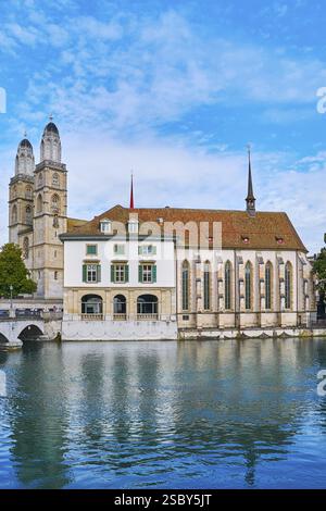 Türme von Grossmunster und Wasserkirche mit Helmhaus Blick auf die Limmat, Zürich, Schweiz Zürich, Schweiz, Europa Stockfoto