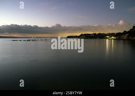 Auckland, Neuseeland. Blick von Murray’s Bay Wharf bei Sonnenaufgang Stockfoto