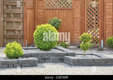 Zierpflanzen im Hof mit Holzzaun Barsel, Deutschland, Europa Stockfoto