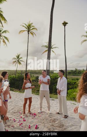 Ein kaukasisches Paar mittleren Alters heiratet mit einem Freund bei einer intimen Hochzeit am Strand in Grand Palladium Imbassai, Salvador de Bahia, Brasilien Stockfoto