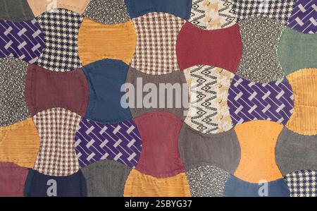 Das zusammengesetzte Material in Vintage-Mustern sorgt für ein verrücktes Quilt-Design im Hintergrund mit Karomustern, Figuren und einfarbigen Blöcken. Für Decken oder Wände verwenden. Stockfoto