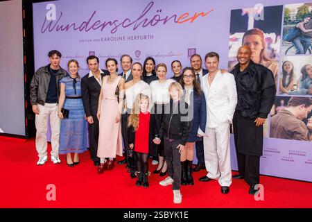 Premiere - Wunderschöner Levy Rico Arcos, Samuel Schneider, Emilia Schüle, Godehard Giese, Anneke Kim Sarnau, Jasmin Shakeri, Karoline Herfurth, Dilara Aylin Ziem, Rurik Gislason, Friedrich Mücke, Malick Bauer und Karoline Herfurth bei der Premiere zu Wunderschöner im Zoo Palast am 04.02.2025 in Berlin. *** Premiere Wunderschöner Levy Rico Arcos, Samuel Schneider, Emilia Schüle, Godehard Giese, Anneke Kim Sarnau, Jasmin Shakeri, Karoline Herfurth, Dilara Aylin Ziem, Rurik Gislason, Friedrich Mücke, Malick Bauer und Karoline Herfurth bei der Uraufführung von Wunderschöner im Zoo Palast am 04 02 2025 Stockfoto