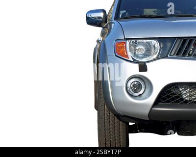 Nahaufnahme der Vorderseite eines modernen Halbwagens mit Scheinwerfern Stockfoto