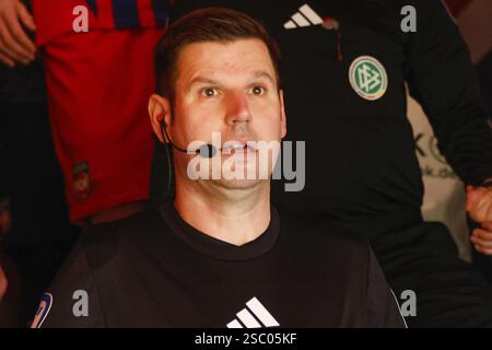 Deutschland: Fußball 1. Bundesliga, Spieltag 20 - 1. FC Heidenheim vs. Borussia Dortmund - Voith-Arena Heidenheim: Portraitschiedsrichter Frank WILLENBORG Stockfoto