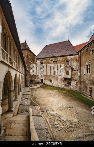 Innenhof eines alten gotisch-Renaissance-Schlosses in Siebenbürgen Hunedoara, Rumänien, Europa Stockfoto