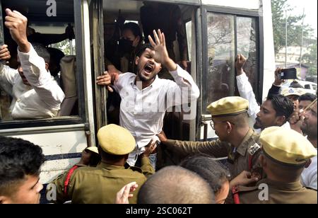 Guwahati, Guwahati, Indien. Februar 2025. Assam Police verhaftete den Ktivist der Vereinigten Demokratischen Front (AIUDF) in ganz Indien, den Jugendflügel, während er am Dienstag, den 4. Februar 2025 gegen die Landpattas für die Bewohner der Flusslinie (Saibling-Gebiete) und die Rekrutierung von arabischen Lehrern in Sekundarschulen in Guwahati Indien protestierte (Credit Image: © Dasarath Deka/ZUMA Press Wire). Nicht für kommerzielle ZWECKE! Stockfoto