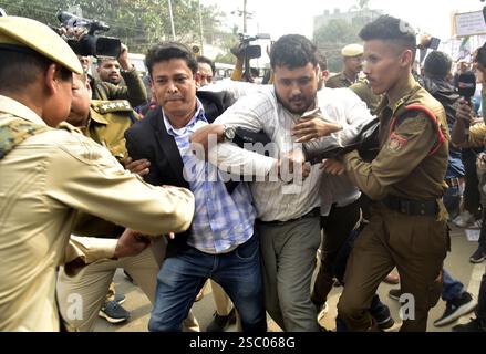 Guwahati, Guwahati, Indien. Februar 2025. Assam Police verhaftete den Ktivist der Vereinigten Demokratischen Front (AIUDF) in ganz Indien, den Jugendflügel, während er am Dienstag, den 4. Februar 2025 gegen die Landpattas für die Bewohner der Flusslinie (Saibling-Gebiete) und die Rekrutierung von arabischen Lehrern in Sekundarschulen in Guwahati Indien protestierte (Credit Image: © Dasarath Deka/ZUMA Press Wire). Nicht für kommerzielle ZWECKE! Stockfoto