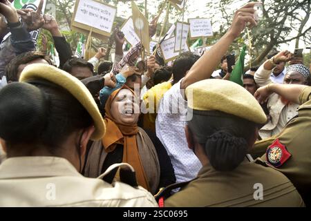 Guwahati, Guwahati, Indien. Februar 2025. Aktivist der All India United Democratic Front (AIUDF), Jugendflügel protestieren am Dienstag, den 4. Februar 2025, gegen die Landpattas für die Bewohner der Flusslinie (SCAR Areas) und Rekrutierung von arabischen Lehrern in Sekundarschulen in Guwahati Indien (Credit Image: © Dasarath Deka/ZUMA Press Wire) NUR REDAKTIONELLE VERWENDUNG! Nicht für kommerzielle ZWECKE! Stockfoto