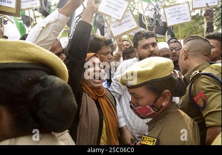 Guwahati, Guwahati, Indien. Februar 2025. Aktivist der All India United Democratic Front (AIUDF), Jugendflügel protestieren am Dienstag, den 4. Februar 2025, gegen die Landpattas für die Bewohner der Flusslinie (SCAR Areas) und Rekrutierung von arabischen Lehrern in Sekundarschulen in Guwahati Indien (Credit Image: © Dasarath Deka/ZUMA Press Wire) NUR REDAKTIONELLE VERWENDUNG! Nicht für kommerzielle ZWECKE! Stockfoto