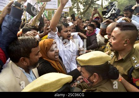 Guwahati, Guwahati, Indien. Februar 2025. Aktivist der All India United Democratic Front (AIUDF), Jugendflügel protestieren am Dienstag, den 4. Februar 2025, gegen die Landpattas für die Bewohner der Flusslinie (SCAR Areas) und Rekrutierung von arabischen Lehrern in Sekundarschulen in Guwahati Indien (Credit Image: © Dasarath Deka/ZUMA Press Wire) NUR REDAKTIONELLE VERWENDUNG! Nicht für kommerzielle ZWECKE! Stockfoto