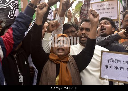 Guwahati, Guwahati, Indien. Februar 2025. Aktivist der All India United Democratic Front (AIUDF), Jugendflügel protestieren am Dienstag, den 4. Februar 2025, gegen die Landpattas für die Bewohner der Flusslinie (SCAR Areas) und Rekrutierung von arabischen Lehrern in Sekundarschulen in Guwahati Indien (Credit Image: © Dasarath Deka/ZUMA Press Wire) NUR REDAKTIONELLE VERWENDUNG! Nicht für kommerzielle ZWECKE! Stockfoto