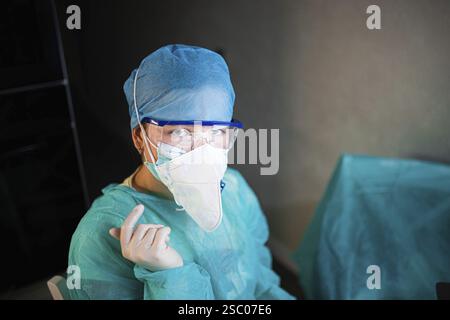 Ein medizinischer Mitarbeiter in PSA, der eine Handgeste macht Stockfoto