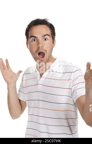 Porträt eines jungen überraschten Mannes, der Gesten gibt. Isoliert auf weiß Stockfoto