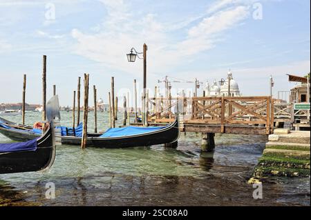 Blick auf die Gondeln und Boote, die in Venedig anlegen. Sonniger Tag Stockfoto