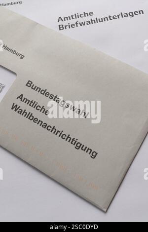 Symbolbild, Nahaufnahme, Politik, Bundestagswahl 2025, Briefumschläge mit der Bezeichnung Amtliche Wahlbenachrichtigung, amtliche Briefwahldokumente, Hambu Stockfoto