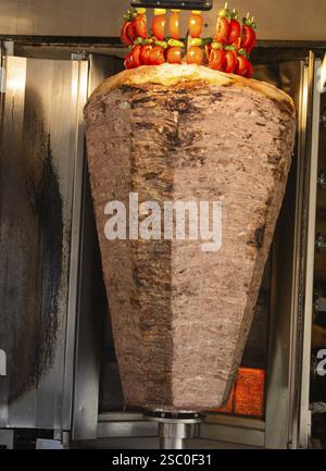 Traditioneller türkischer Döner Kebab. Turnspit verdrehtes Kebap-Kebab-Schawarma Stockfoto