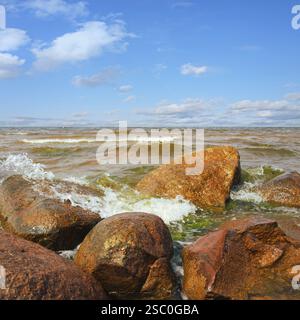 Big Stones An Der Ostseeküste Unter Blauem Himmel Stockfoto