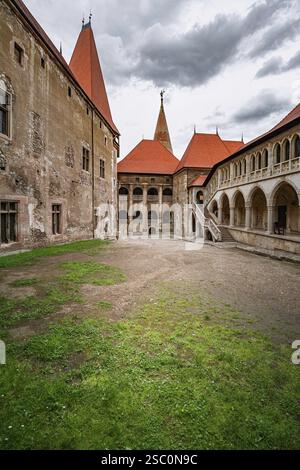 Innenhof eines alten gotisch-Renaissance-Schlosses in Siebenbürgen Hunedoara, Rumänien, Europa Stockfoto