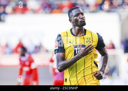 Deutschland: Fußball 1. Bundesliga, Spieltag 20 - 1. FC Heidenheim vs. Borussia Dortmund - Voith-Arena Heidenheim: Mikkel KAUFMANN Borussia Dortmund Just Stockfoto