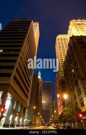 Blick auf die Wolkenkratzer der Stadt Tulsa bei Nacht aus Perspektive Stockfoto