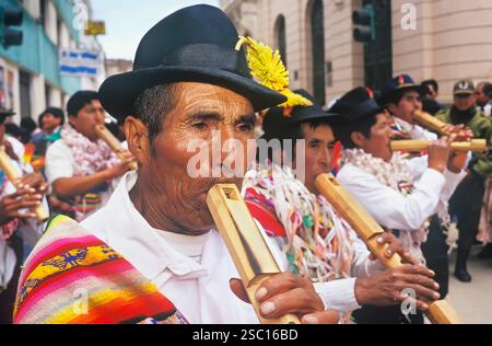 Musiker beim Flötenspiel, Karneval von Oruro, Oruro, Bolivien, Südamerika, Stockfoto