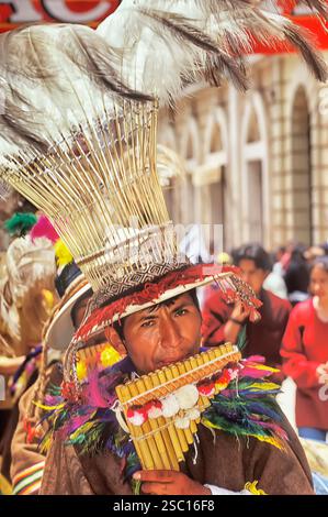 Musiker beim Flötenspiel, Karneval von Oruro, Oruro, Bolivien, Südamerika, Stockfoto