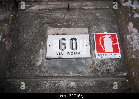 Busseto, Parma, Italien - 31. Januar 2025 Nahaufnahme der Außenwand eines Gebäudes mit einem Straßenschild für die Via Roma, Nummer 60, und einem nahe Stockfoto