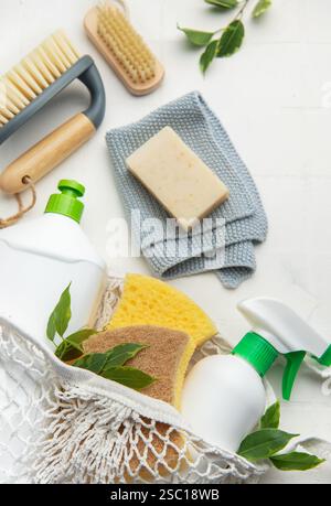Nachhaltiges Reinigungsset mit Bürsten, Schwämmen und Seife Stockfoto