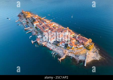 Luftaufnahme der Borromäischen Inseln bei Sonnenaufgang im Winter. Stresa, Lago Maggiore, Distrikt Verbano Cusio Ossola, Piedmont, Italien. Stockfoto