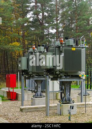 Dreiphasiger Hochspannungs-Stromverteilungstransformator in Umspannwerken für den Außenbereich Stockfoto